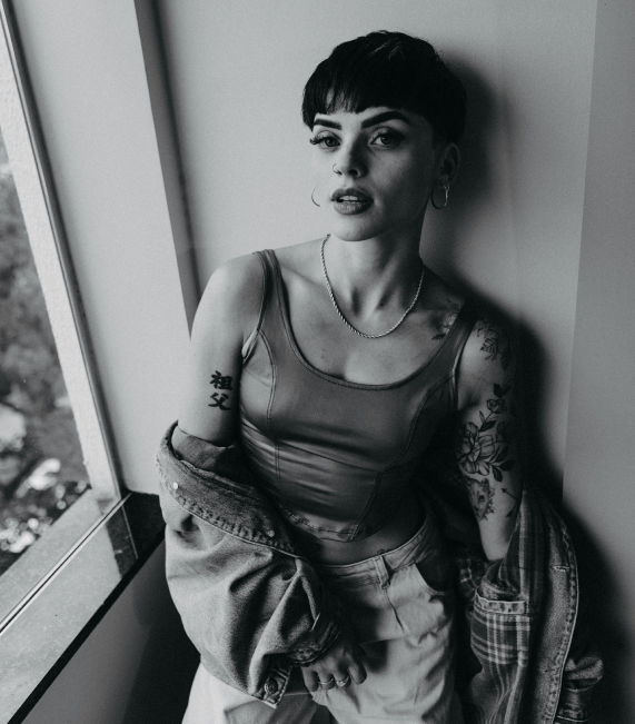 Das Stechen lassen eines Tattoos