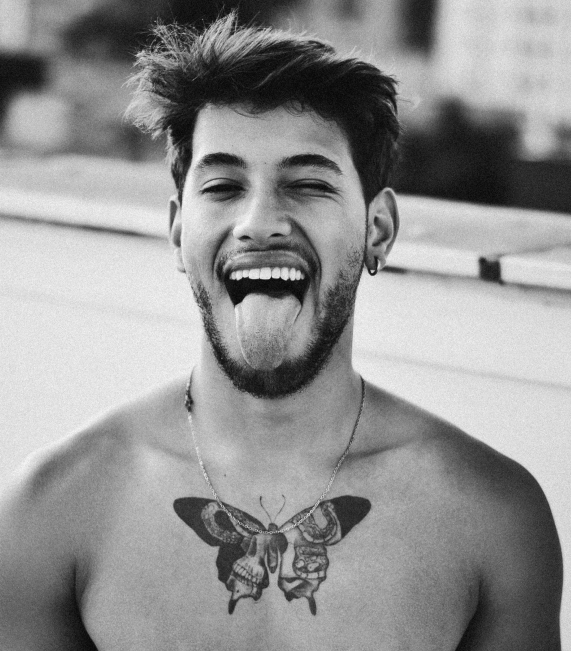 Das Stechen lassen eines Tattoos